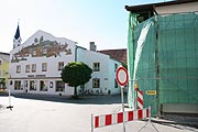 vor dem Papstbesuch noch von Planen verdeckt: Benedikts Geburtshaus (Foto: Martin Schmitz)